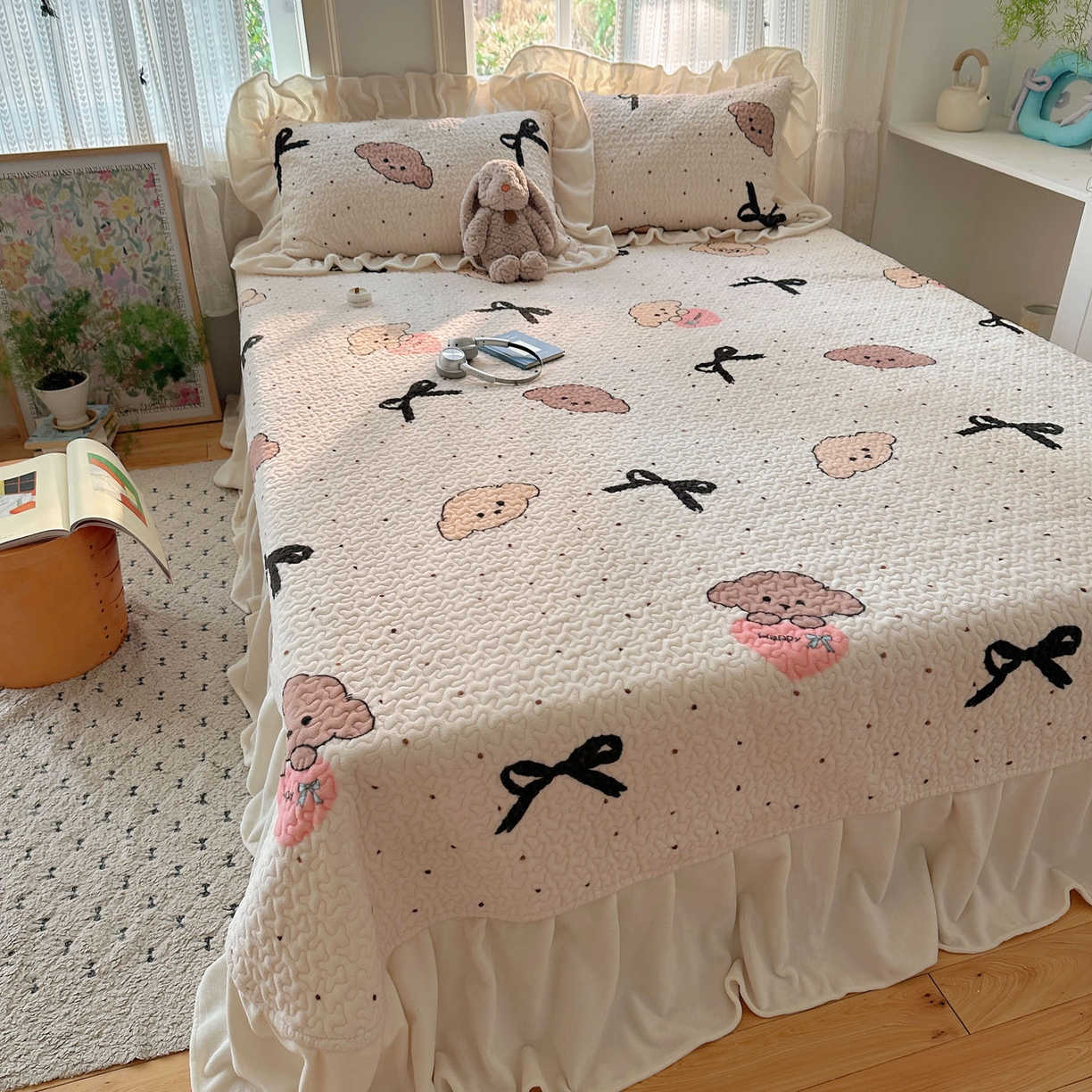 91家纺网 家纺一手货源 找家纺 红嘴企鹅 2025新款花边加厚牛奶绒单品床盖单件床盖三件套 蝴蝶狗狗