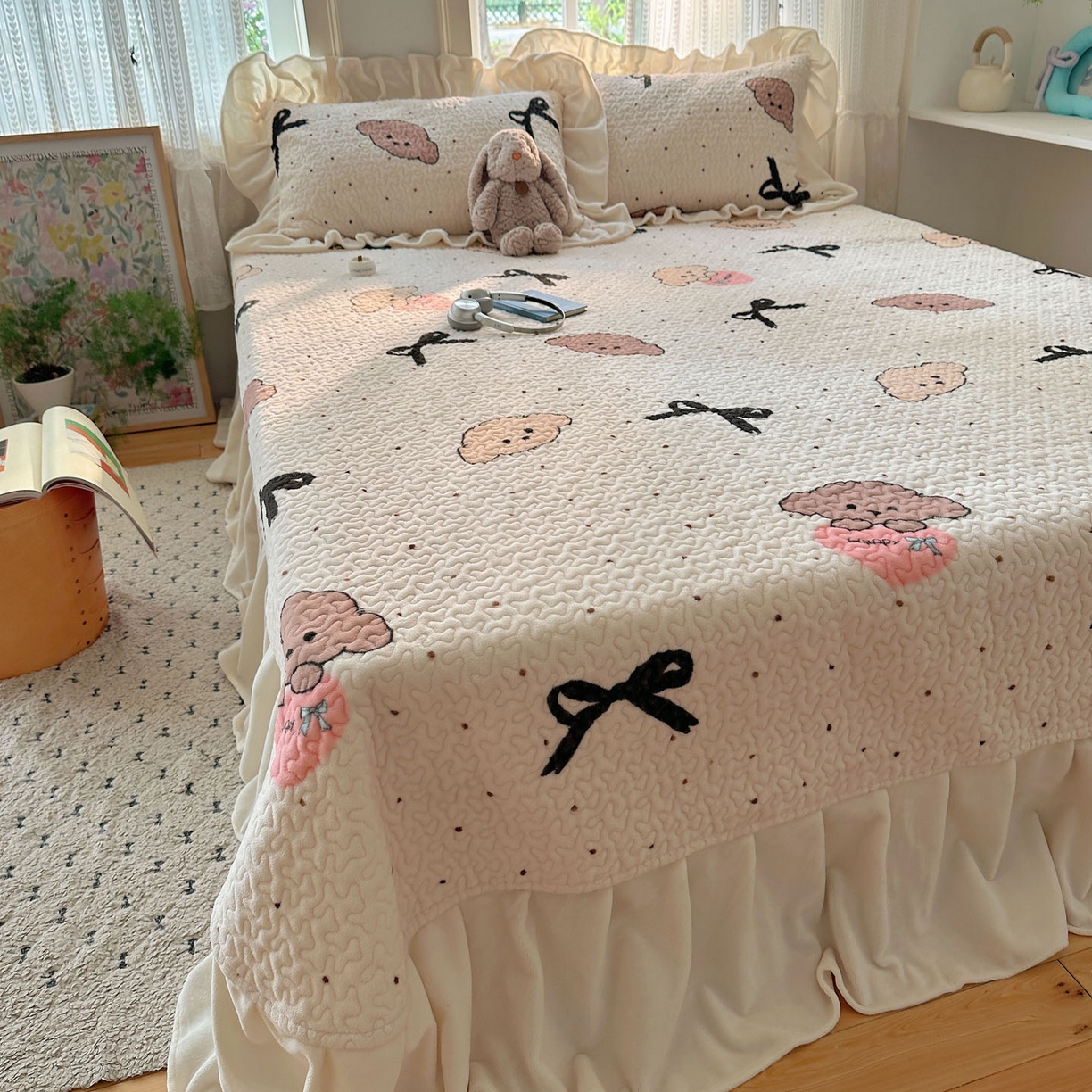 91家纺网 家纺一手货源 找家纺 红嘴企鹅 2025新款花边加厚牛奶绒单品床盖单件床盖三件套 蝴蝶狗狗