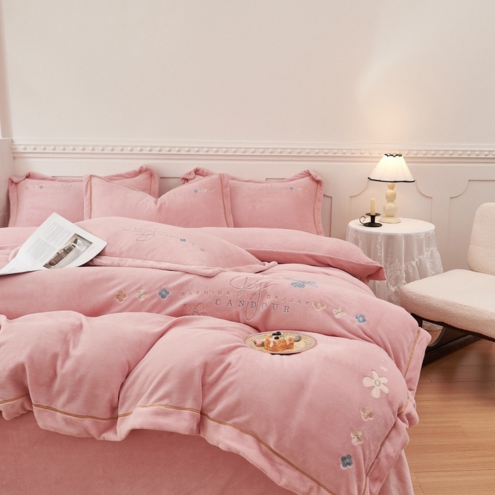 91家纺网 家纺一手货源 找家纺 玖琳家纺 2025新款商场定制款高克重刺绣牛奶绒四件套-幸运草 粉色