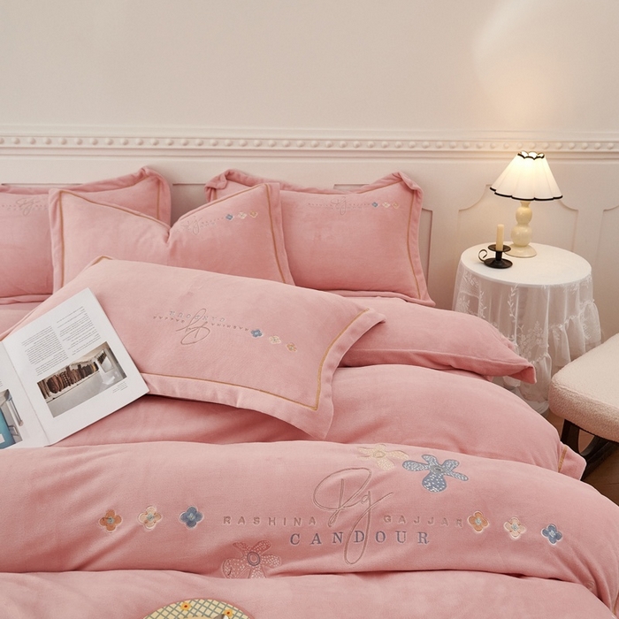 91家纺网 家纺一手货源 找家纺 玖琳家纺 2025新款商场定制款高克重刺绣牛奶绒四件套-幸运草 粉色