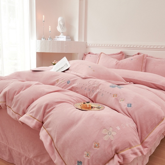 91家纺网 家纺一手货源 找家纺 玖琳家纺 2025新款商场定制款高克重刺绣牛奶绒四件套-幸运草 粉色