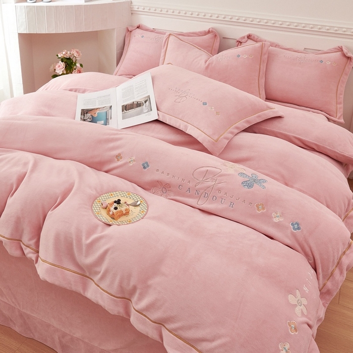 91家纺网 家纺一手货源 找家纺 玖琳家纺 2025新款商场定制款高克重刺绣牛奶绒四件套-幸运草 粉色