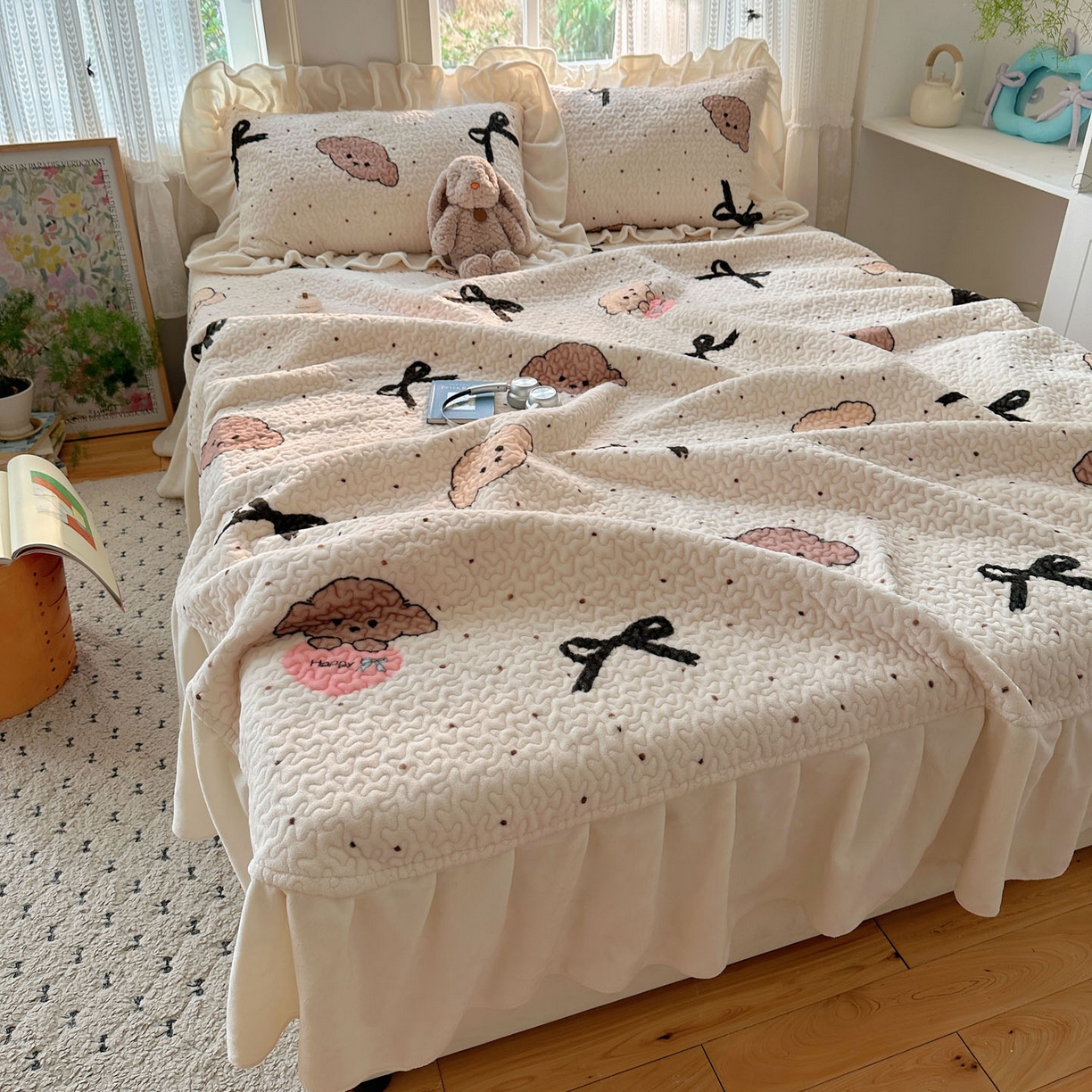91家纺网 家纺一手货源 找家纺 红嘴企鹅 2025新款花边加厚牛奶绒单品床盖单件床盖三件套 蝴蝶狗狗