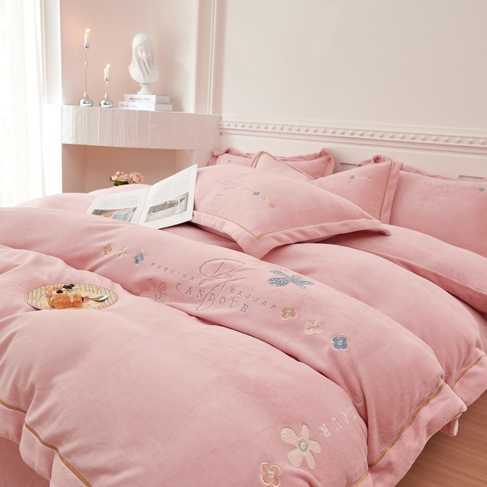 91家纺网 家纺一手货源 找家纺 玖琳家纺 2025新款商场定制款高克重刺绣牛奶绒四件套-幸运草 粉色