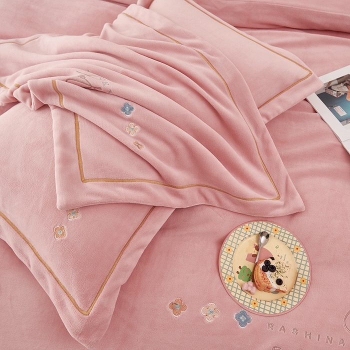 91家纺网 家纺一手货源 找家纺 玖琳家纺 2025新款商场定制款高克重刺绣牛奶绒四件套-幸运草 粉色