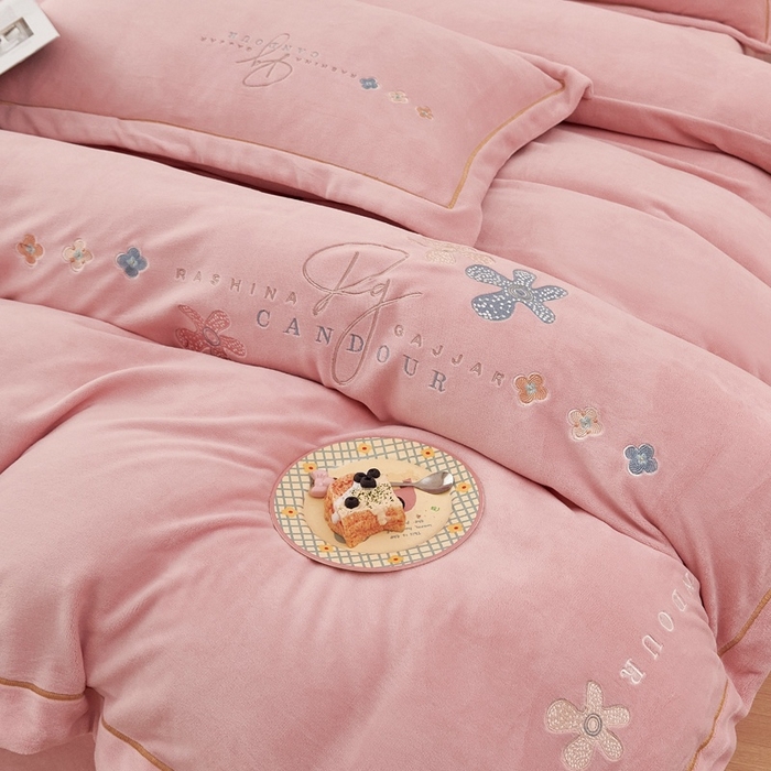 91家纺网 家纺一手货源 找家纺 玖琳家纺 2025新款商场定制款高克重刺绣牛奶绒四件套-幸运草 粉色