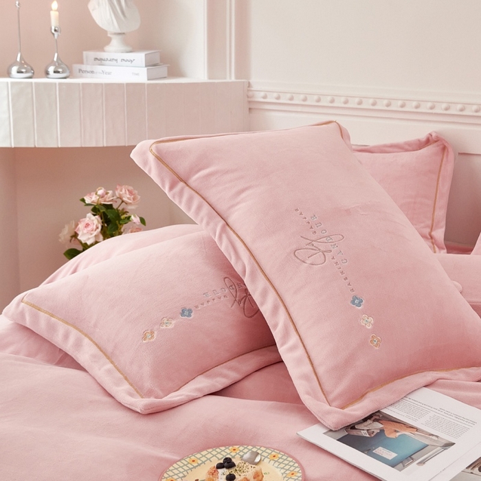 91家纺网 家纺一手货源 找家纺 玖琳家纺 2025新款商场定制款高克重刺绣牛奶绒四件套-幸运草 粉色