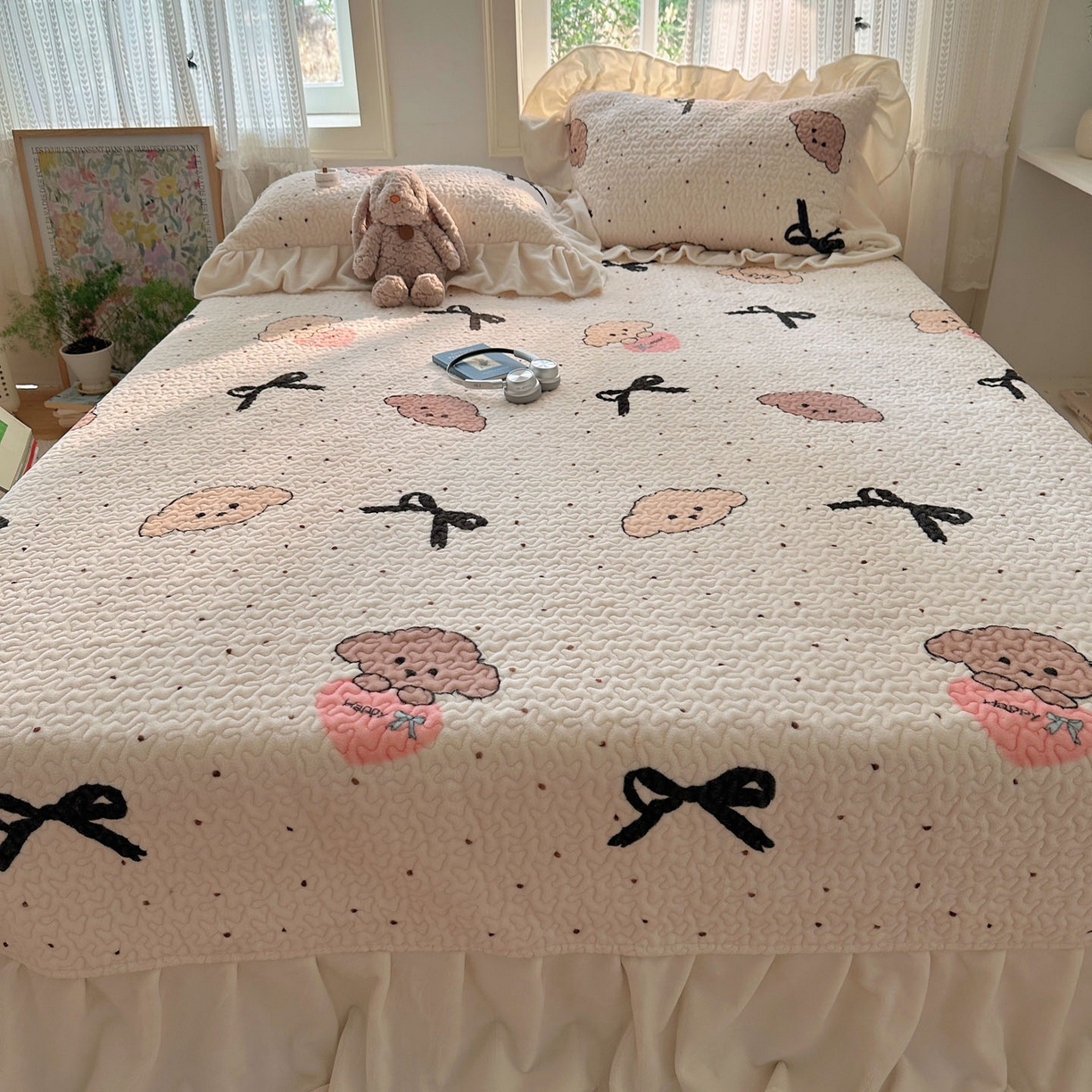 91家纺网 家纺一手货源 找家纺 红嘴企鹅 2025新款花边加厚牛奶绒单品床盖单件床盖三件套 蝴蝶狗狗