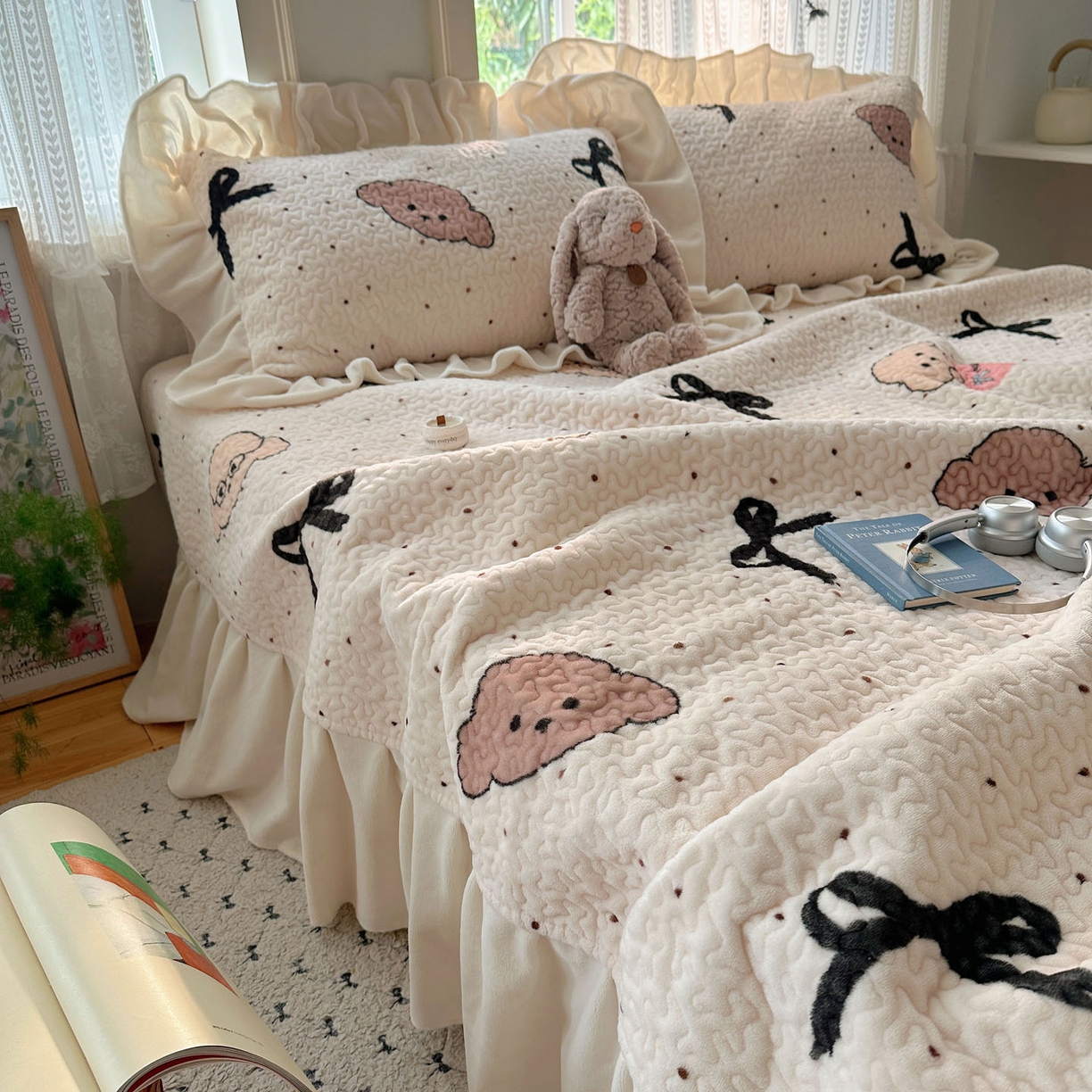 91家纺网 家纺一手货源 找家纺 红嘴企鹅 2025新款花边加厚牛奶绒单品床盖单件床盖三件套 蝴蝶狗狗