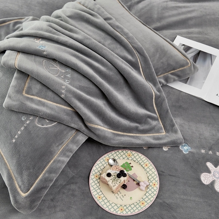 91家纺网 家纺一手货源 找家纺 玖琳家纺 2025新款商场定制款高克重刺绣牛奶绒四件套-幸运草 灰色