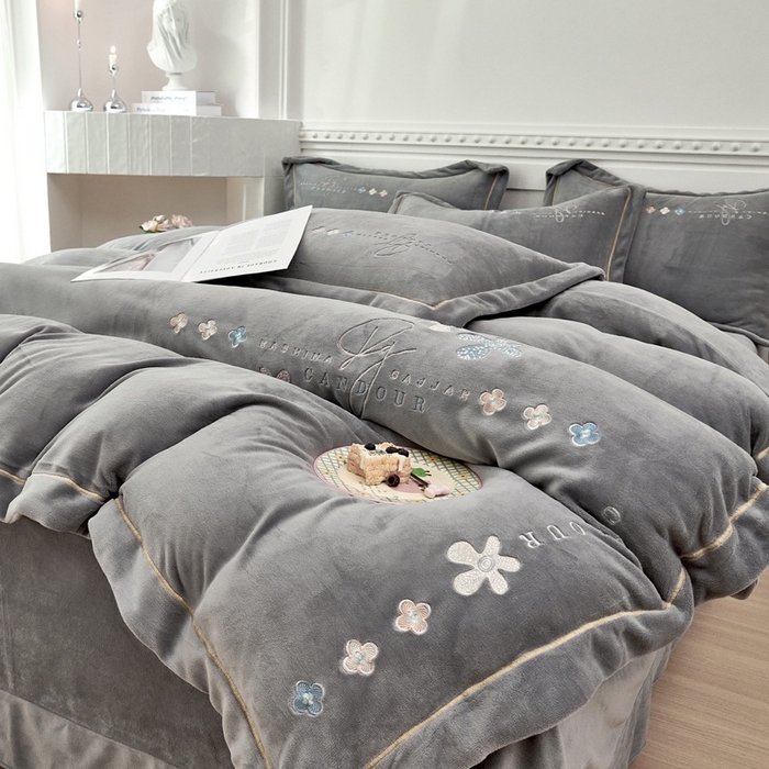 91家纺网 家纺一手货源 找家纺 玖琳家纺 2025新款商场定制款高克重刺绣牛奶绒四件套-幸运草 灰色
