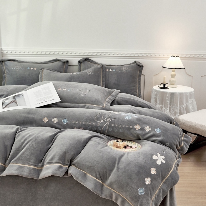 91家纺网 家纺一手货源 找家纺 玖琳家纺 2025新款商场定制款高克重刺绣牛奶绒四件套-幸运草 灰色