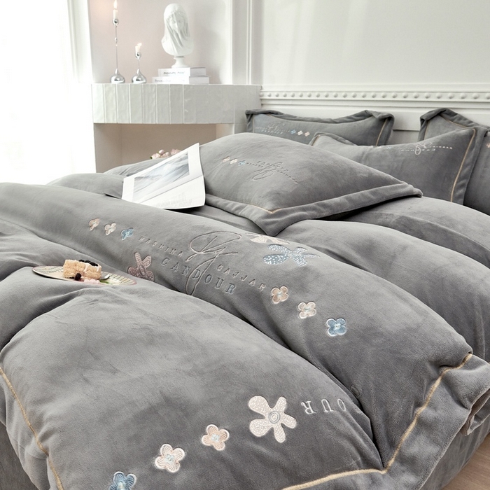 91家纺网 家纺一手货源 找家纺 玖琳家纺 2025新款商场定制款高克重刺绣牛奶绒四件套-幸运草 灰色
