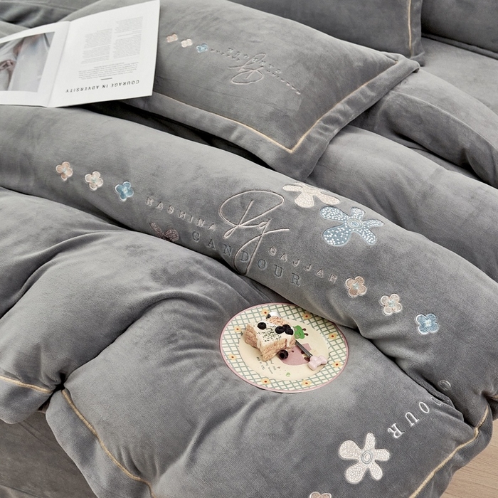 91家纺网 家纺一手货源 找家纺 玖琳家纺 2025新款商场定制款高克重刺绣牛奶绒四件套-幸运草 灰色