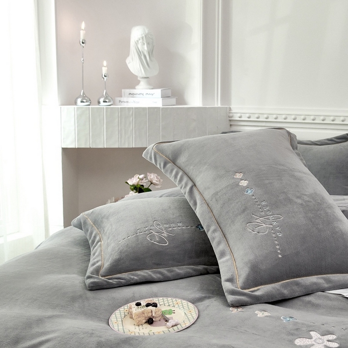 91家纺网 家纺一手货源 找家纺 玖琳家纺 2025新款商场定制款高克重刺绣牛奶绒四件套-幸运草 灰色