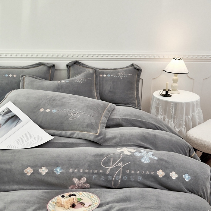 91家纺网 家纺一手货源 找家纺 玖琳家纺 2025新款商场定制款高克重刺绣牛奶绒四件套-幸运草 灰色