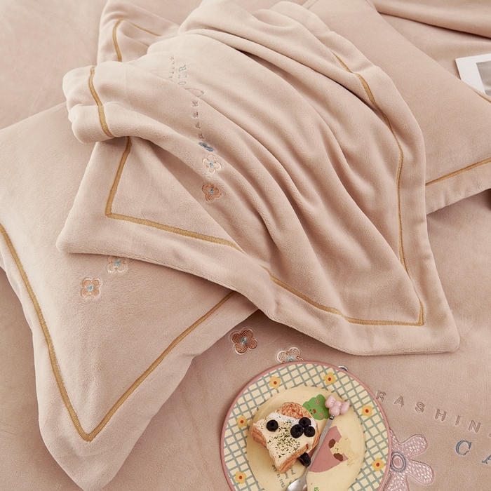 91家纺网 家纺一手货源 找家纺 玖琳家纺 2025新款商场定制款高克重刺绣牛奶绒四件套-幸运草 卡其