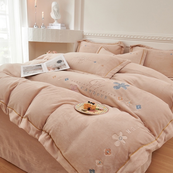 91家纺网 家纺一手货源 找家纺 玖琳家纺 2025新款商场定制款高克重刺绣牛奶绒四件套-幸运草 卡其