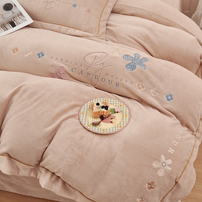 91家纺网 家纺一手货源 找家纺 玖琳家纺 2025新款商场定制款高克重刺绣牛奶绒四件套-幸运草 卡其