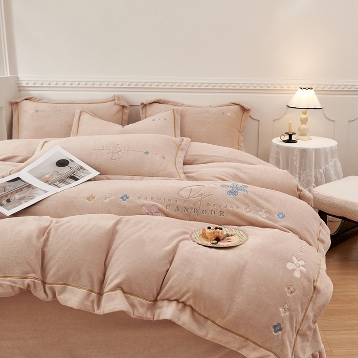 91家纺网 家纺一手货源 找家纺 玖琳家纺 2025新款商场定制款高克重刺绣牛奶绒四件套-幸运草 卡其