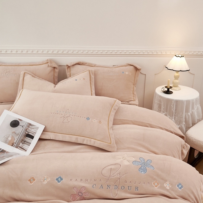 91家纺网 家纺一手货源 找家纺 玖琳家纺 2025新款商场定制款高克重刺绣牛奶绒四件套-幸运草 卡其