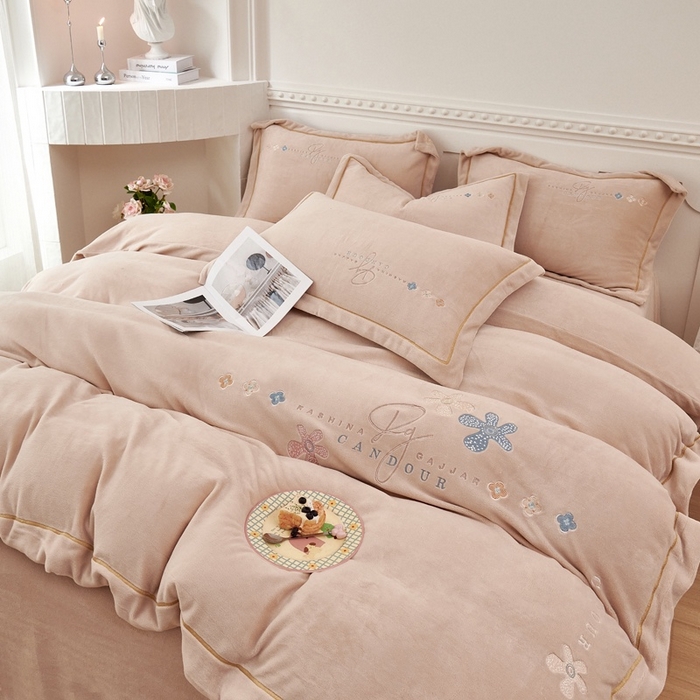 91家纺网 家纺一手货源 找家纺 玖琳家纺 2025新款商场定制款高克重刺绣牛奶绒四件套-幸运草 卡其