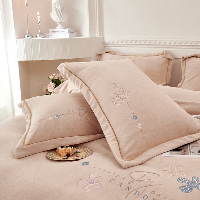 91家纺网 家纺一手货源 找家纺 玖琳家纺 2025新款商场定制款高克重刺绣牛奶绒四件套-幸运草 卡其