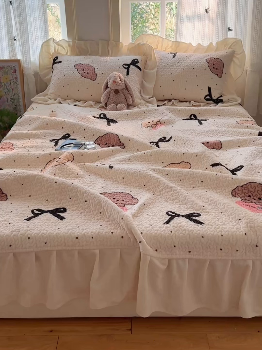 91家纺网 家纺一手货源 找家纺 红嘴企鹅 2025新款花边加厚牛奶绒单品床盖单件床盖三件套 蝴蝶狗狗
