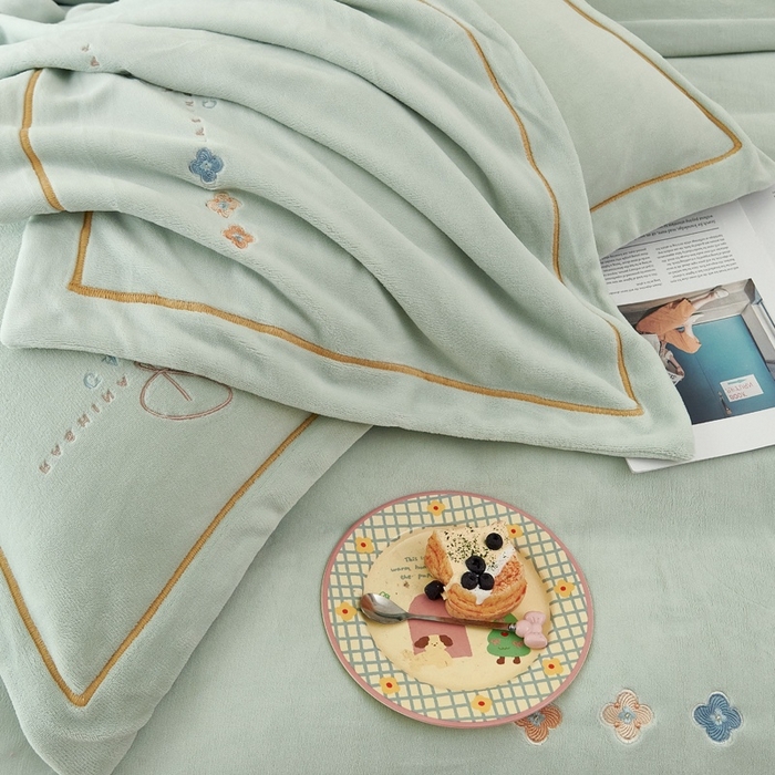 91家纺网 家纺一手货源 找家纺 玖琳家纺 2025新款商场定制款高克重刺绣牛奶绒四件套-幸运草 浅绿