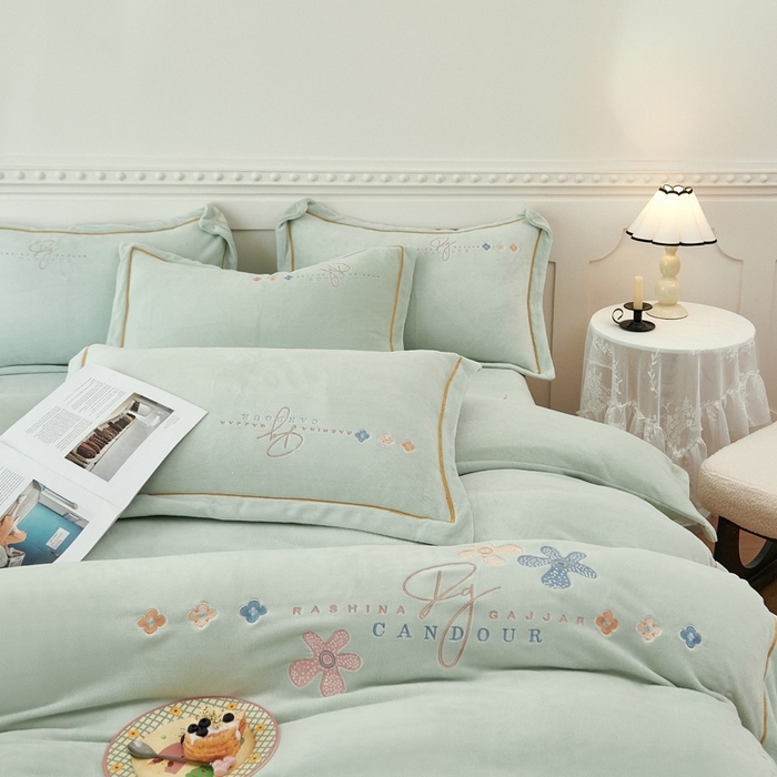 91家纺网 家纺一手货源 找家纺 玖琳家纺 2025新款商场定制款高克重刺绣牛奶绒四件套-幸运草 浅绿