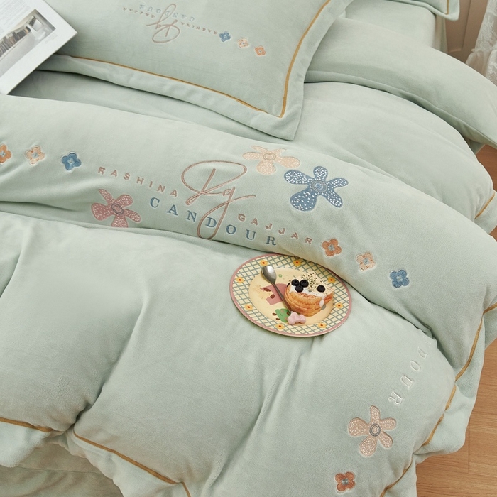 91家纺网 家纺一手货源 找家纺 玖琳家纺 2025新款商场定制款高克重刺绣牛奶绒四件套-幸运草 浅绿