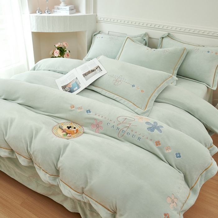 91家纺网 家纺一手货源 找家纺 玖琳家纺 2025新款商场定制款高克重刺绣牛奶绒四件套-幸运草 浅绿