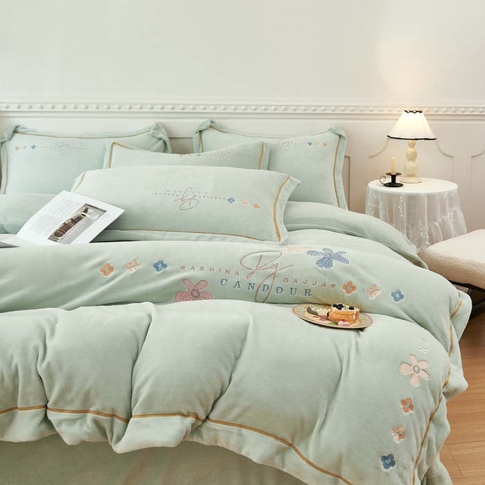 91家纺网 家纺一手货源 找家纺 玖琳家纺 2025新款商场定制款高克重刺绣牛奶绒四件套-幸运草 浅绿