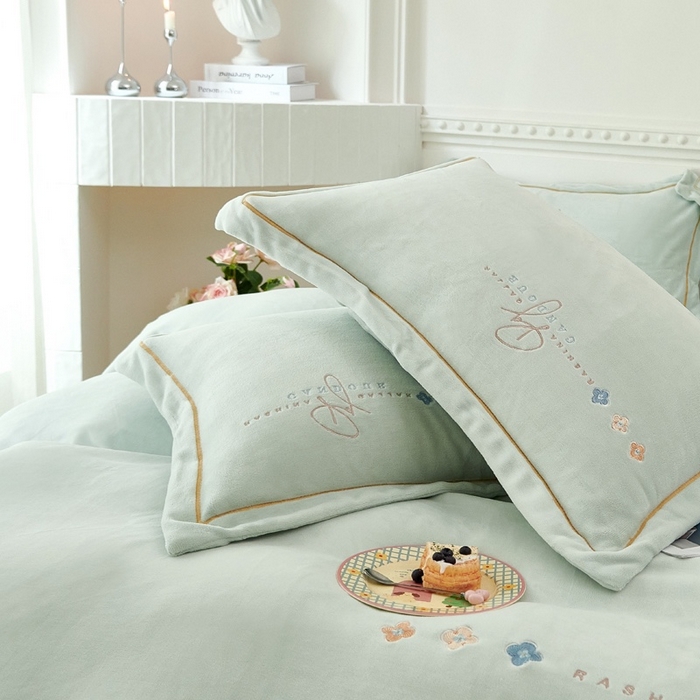 91家纺网 家纺一手货源 找家纺 玖琳家纺 2025新款商场定制款高克重刺绣牛奶绒四件套-幸运草 浅绿