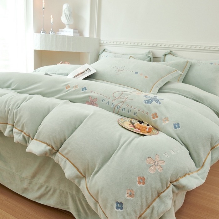 91家纺网 家纺一手货源 找家纺 玖琳家纺 2025新款商场定制款高克重刺绣牛奶绒四件套-幸运草 浅绿