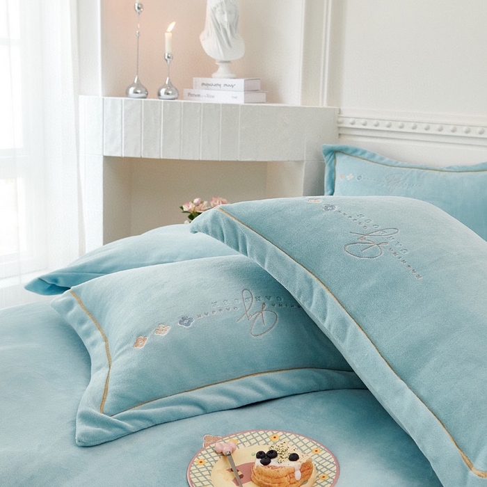 91家纺网 家纺一手货源 找家纺 玖琳家纺 2025新款商场定制款高克重刺绣牛奶绒四件套-幸运草 天蓝