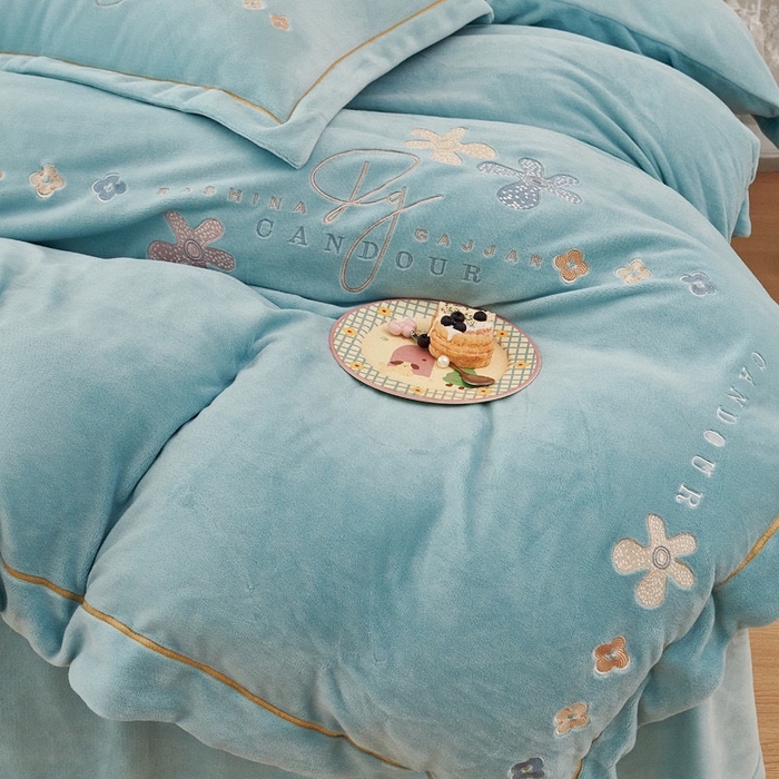 91家纺网 家纺一手货源 找家纺 玖琳家纺 2025新款商场定制款高克重刺绣牛奶绒四件套-幸运草 天蓝