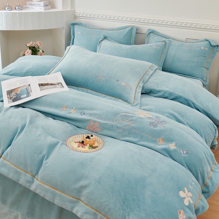 91家纺网 家纺一手货源 找家纺 玖琳家纺 2025新款商场定制款高克重刺绣牛奶绒四件套-幸运草 天蓝