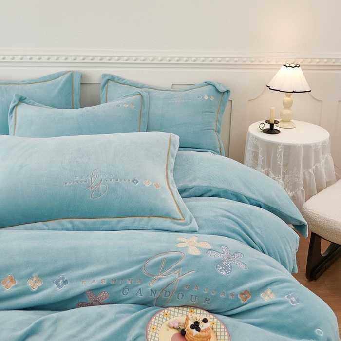 91家纺网 家纺一手货源 找家纺 玖琳家纺 2025新款商场定制款高克重刺绣牛奶绒四件套-幸运草 天蓝