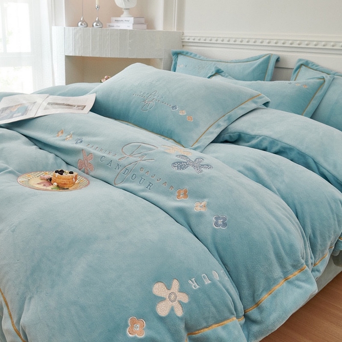 91家纺网 家纺一手货源 找家纺 玖琳家纺 2025新款商场定制款高克重刺绣牛奶绒四件套-幸运草 天蓝