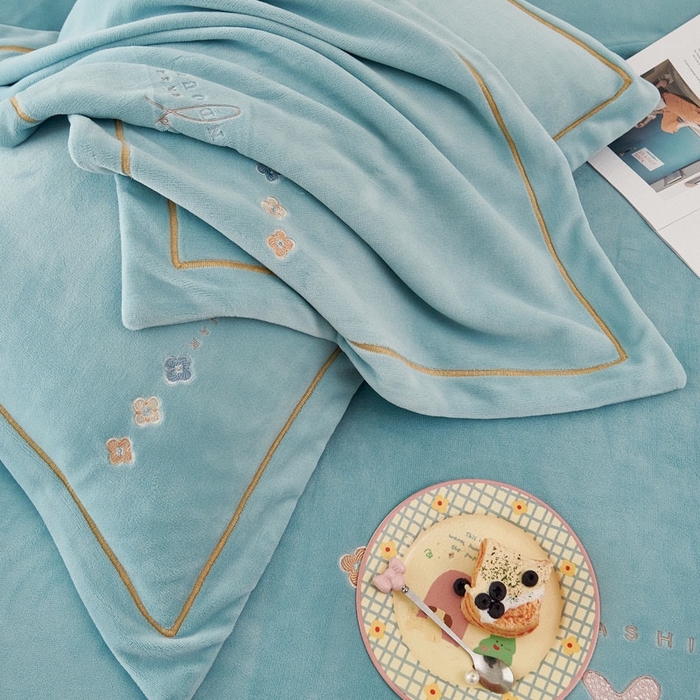 91家纺网 家纺一手货源 找家纺 玖琳家纺 2025新款商场定制款高克重刺绣牛奶绒四件套-幸运草 天蓝