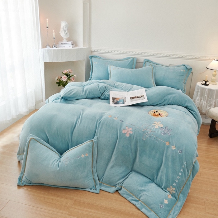 玖琳家纺 2025新款商场定制款高克重刺绣牛奶绒四件套-幸运草 天蓝