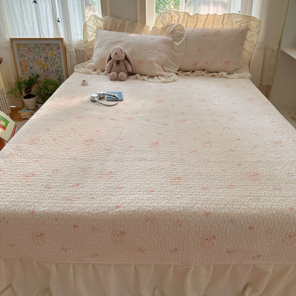 91家纺网 家纺一手货源 找家纺 红嘴企鹅 2025新款花边加厚牛奶绒单品床盖单件床盖三件套 可爱比熊