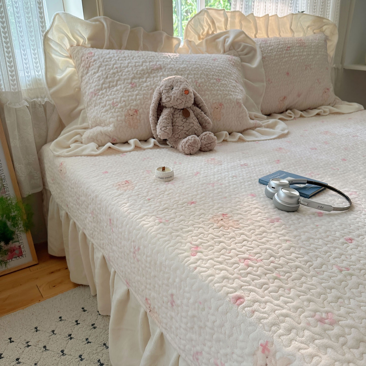 91家纺网 家纺一手货源 找家纺 红嘴企鹅 2025新款花边加厚牛奶绒单品床盖单件床盖三件套 可爱比熊