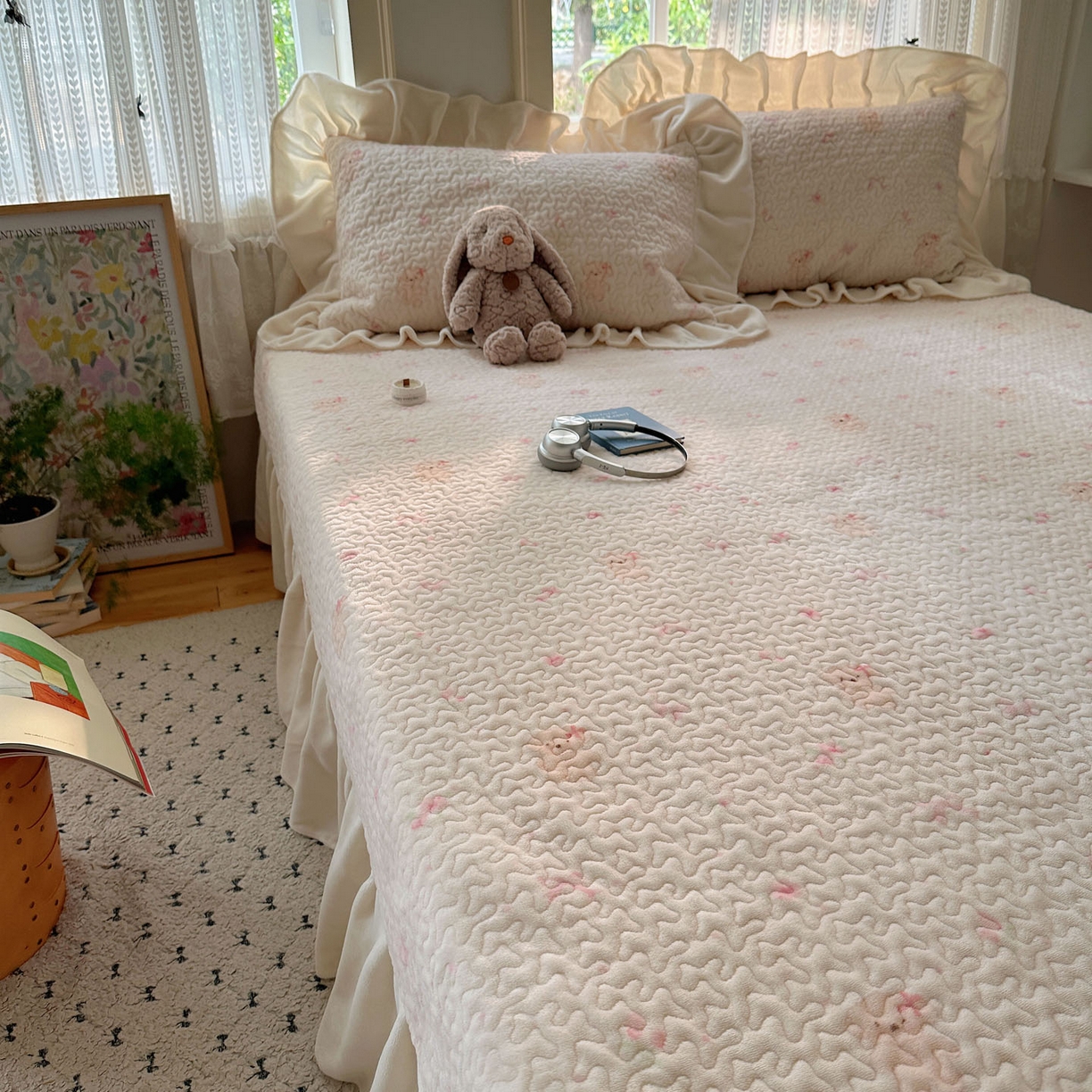 91家纺网 家纺一手货源 找家纺 红嘴企鹅 2025新款花边加厚牛奶绒单品床盖单件床盖三件套 可爱比熊