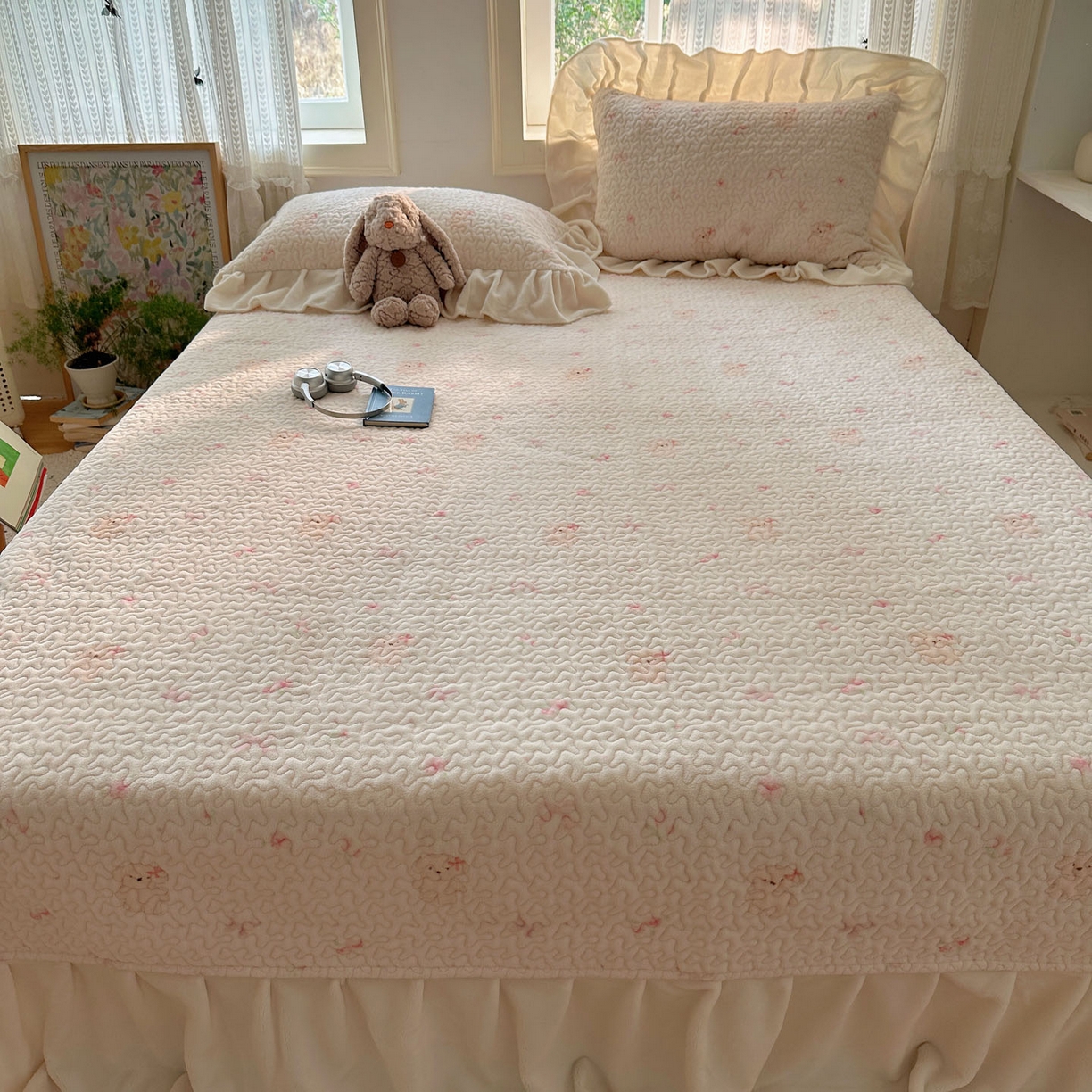 91家纺网 家纺一手货源 找家纺 红嘴企鹅 2025新款花边加厚牛奶绒单品床盖单件床盖三件套 可爱比熊