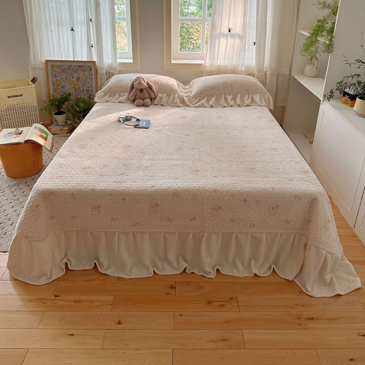 91家纺网 家纺一手货源 找家纺 红嘴企鹅 2025新款花边加厚牛奶绒单品床盖单件床盖三件套 可爱比熊