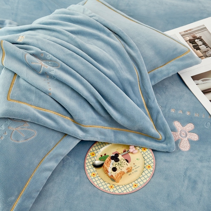 91家纺网 家纺一手货源 找家纺 玖琳家纺 2025新款商场定制款高克重刺绣牛奶绒四件套-幸运草 湛蓝