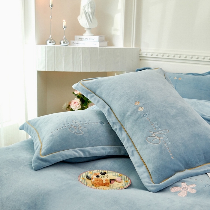 91家纺网 家纺一手货源 找家纺 玖琳家纺 2025新款商场定制款高克重刺绣牛奶绒四件套-幸运草 湛蓝