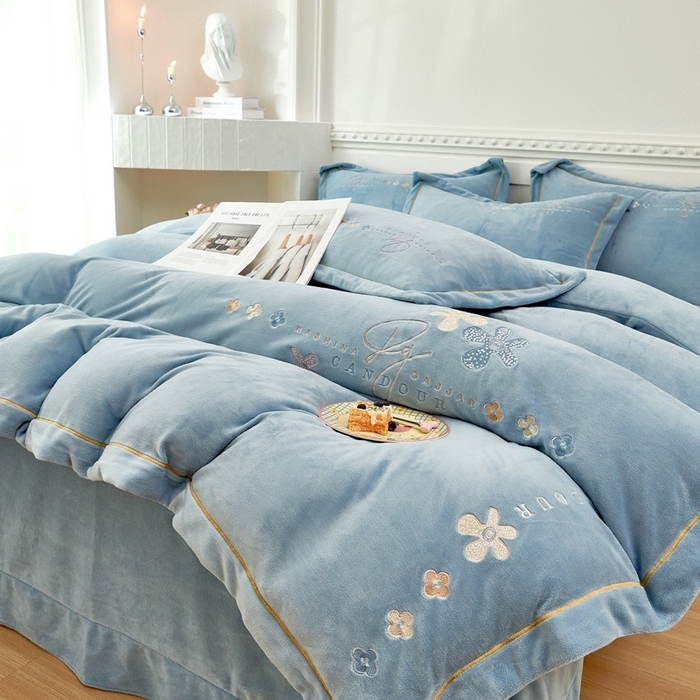 91家纺网 家纺一手货源 找家纺 玖琳家纺 2025新款商场定制款高克重刺绣牛奶绒四件套-幸运草 湛蓝